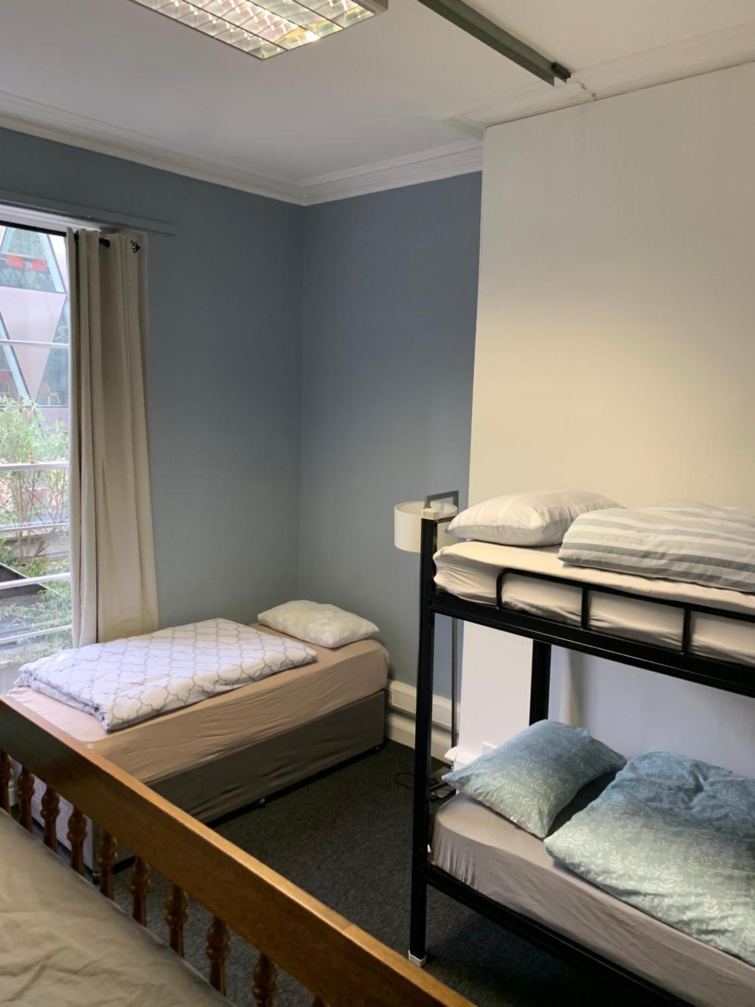 Eden Quay Guesthouse Private Rooms Дъблин Стая снимка